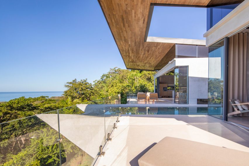 Casa Bell-Lloc overlooks the Pacific Ocean