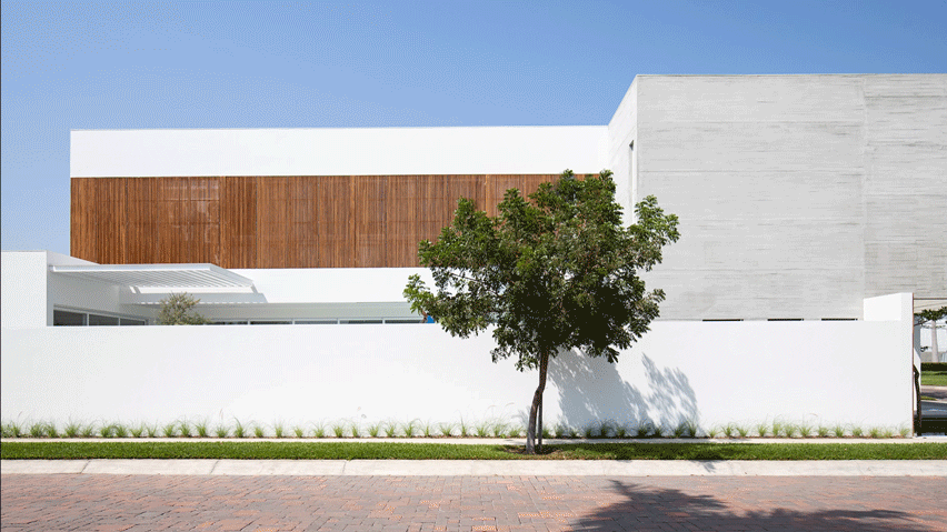 Orense Arquitectos creates closed facade for Mocoli House in Ecuador