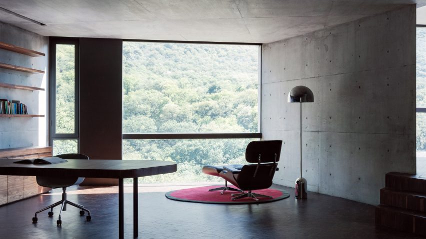 Home office in Mexican house by Tatiana Bilbao