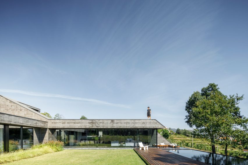 The garden of a low-lying concrete in Portugal