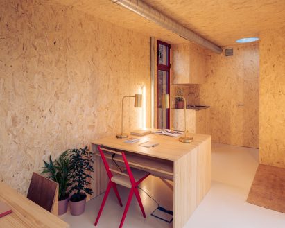 OSB-panelled walls of modular cabin by Delavegacanolasso