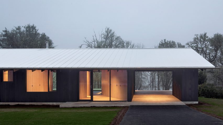 Landry Smith Architect builds wooden bungalow overlooking Oregon river