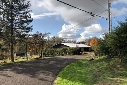 Landry Smith Architect builds wooden bungalow overlooking Oregon river