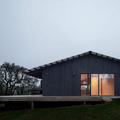 Landry Smith Architect builds wooden bungalow overlooking Oregon river