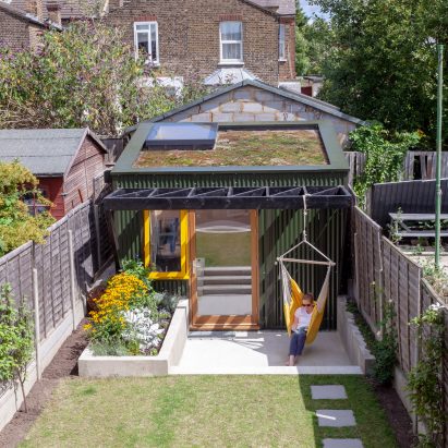 A small garden studio in London with a hammock