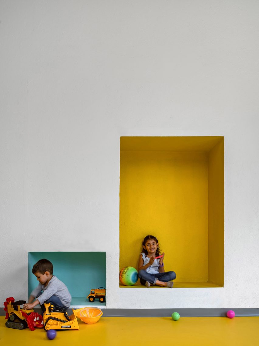 Taller Sintesis designed the brick volumes