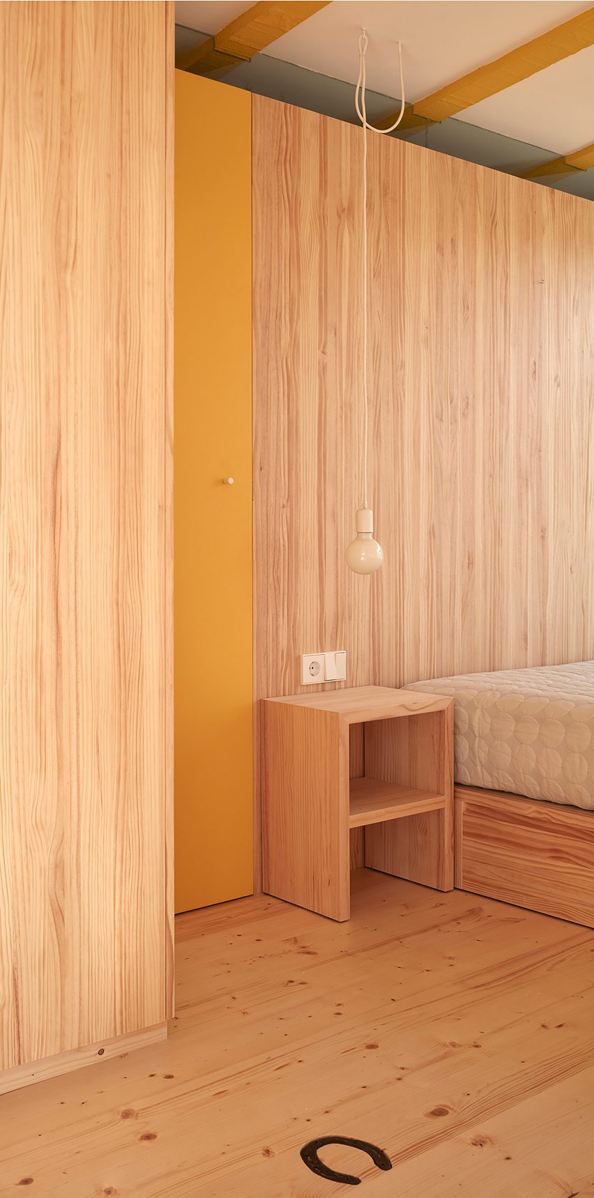 Spanish stable conversion by Estudio ji Arquitectos