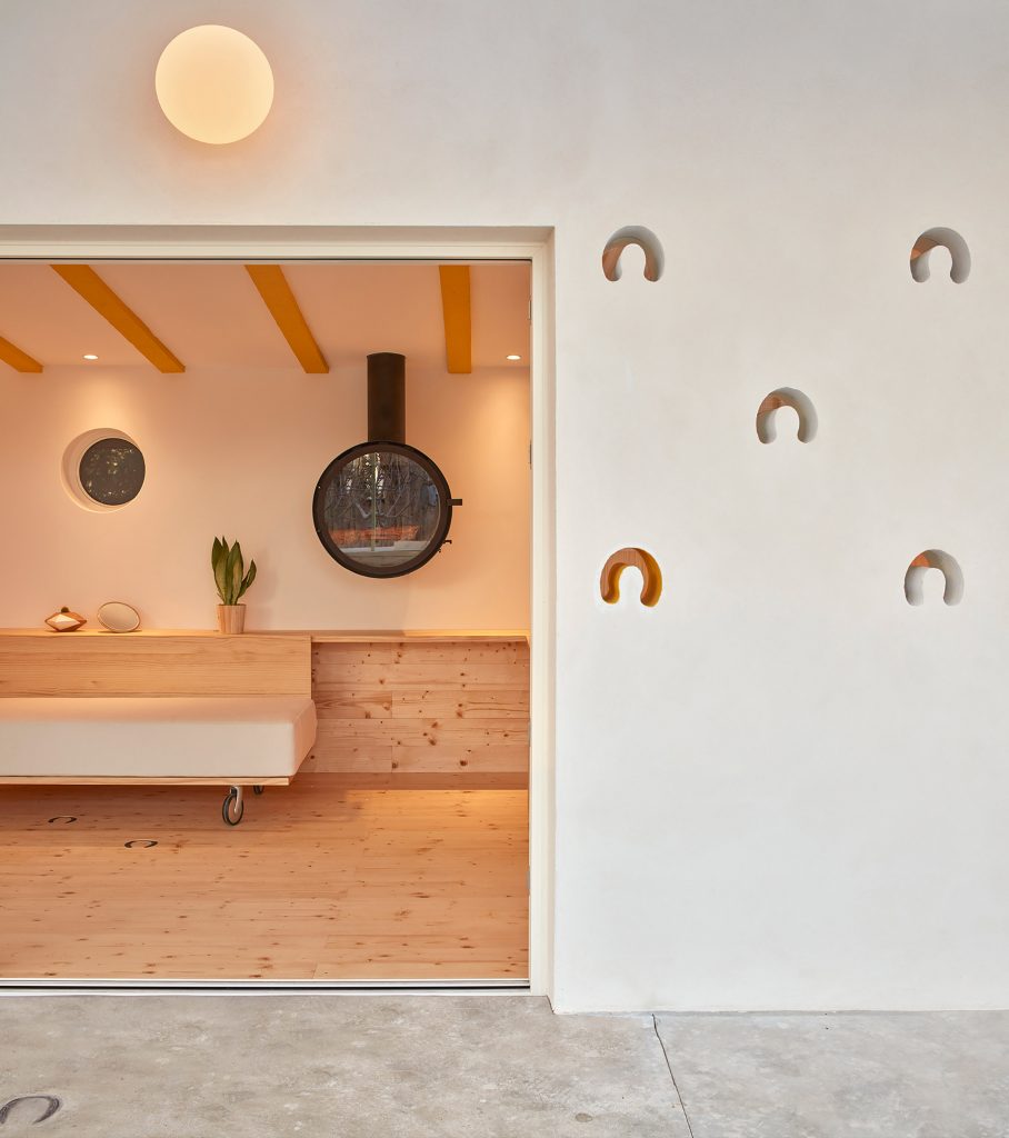 Spanish stable conversion by Estudio ji Arquitectos