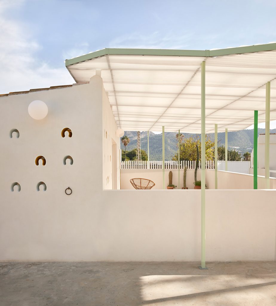 Spanish stable conversion by Estudio ji Arquitectos
