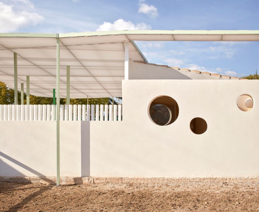 Spanish stable conversion by Estudio ji Arquitectos