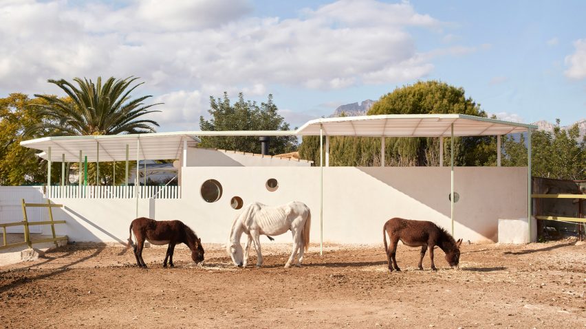 Spanish stable conversion by Estudio ji Arquitectos