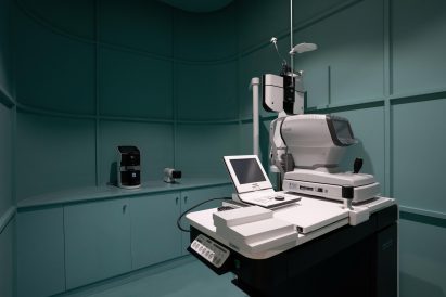 Turquoise eye examination room in Saudia Arabia retail interior
