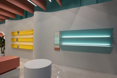 Undulating clay walls in Eyewa retail interior