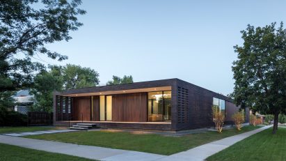 A low-lying brick house by Studio B