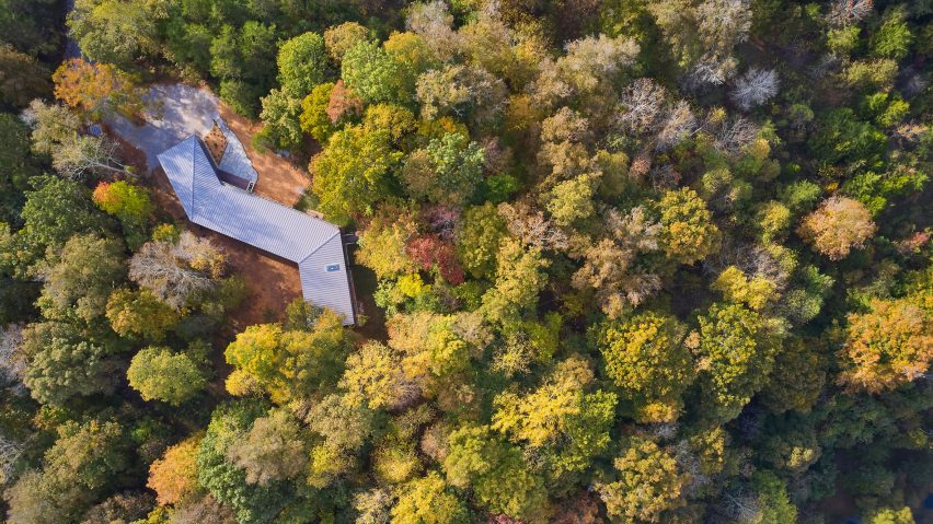 French Broad House by Sanders Pace weaves through a Tennessee forest