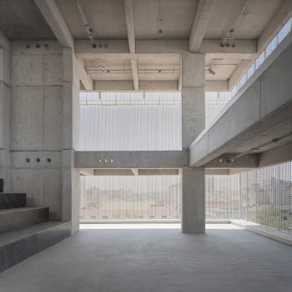 Estación San José interior feature concrete pillars and beams