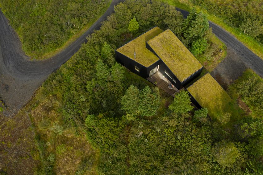 An aerial view of a green-roofed holiday home by KRADS