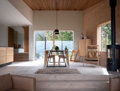 A A pared-back open-plan kitchen and dining room