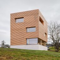The wood-clad Haus im Obstgarten in Austria