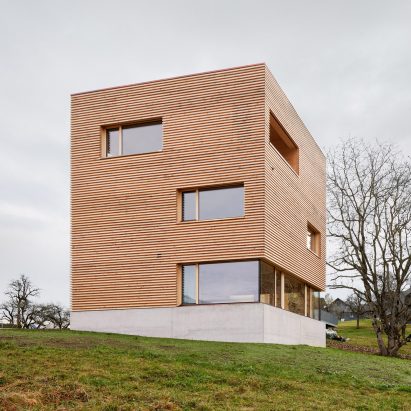 The wood-clad Haus im Obstgarten in Austria
