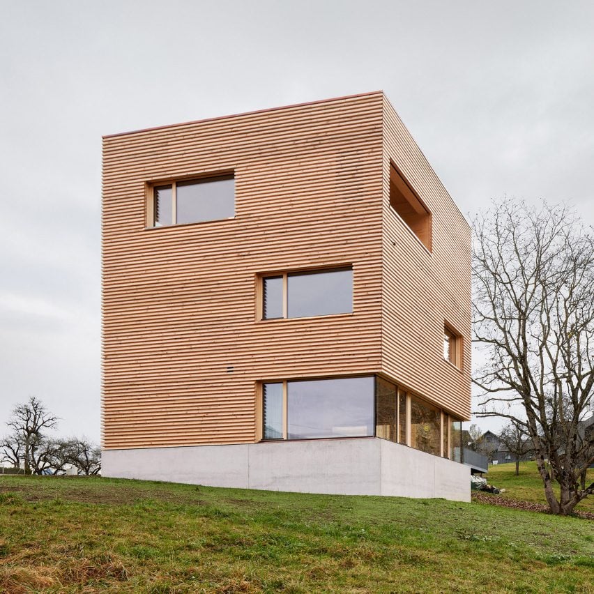 The wood-clad Haus im Obstgarten in Austria