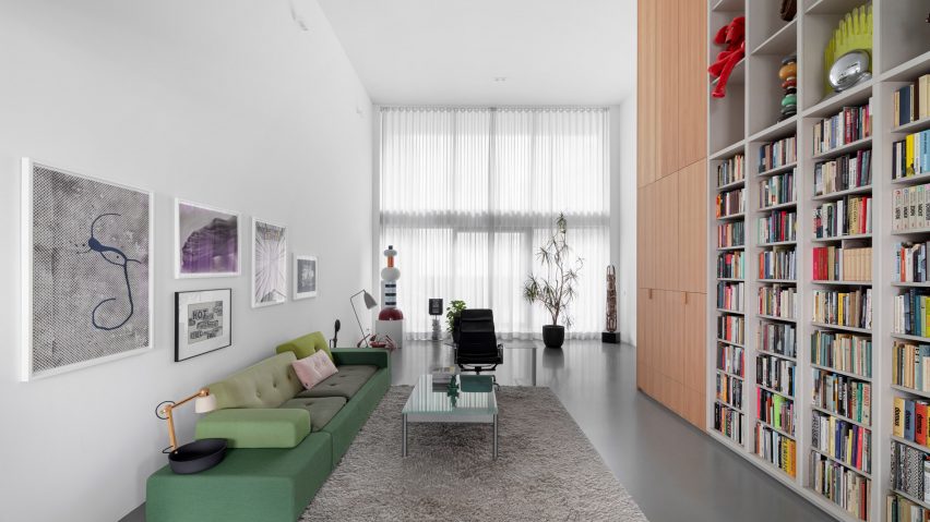 Living room and double-height storage walls in Home of the Arts by i29