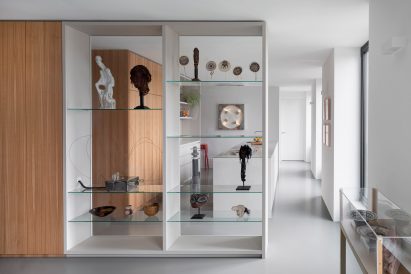 Kitchen and display shelves in minimalist Amsterdam apartment