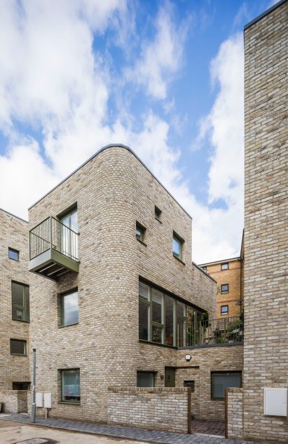 Light brick housing by Peter Barber Architects in London