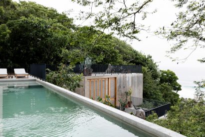 A roof terrace with sea views by Em-Estudio
