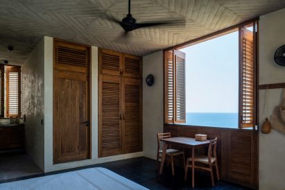 Em-Estudio built shutters on the holiday home's facades