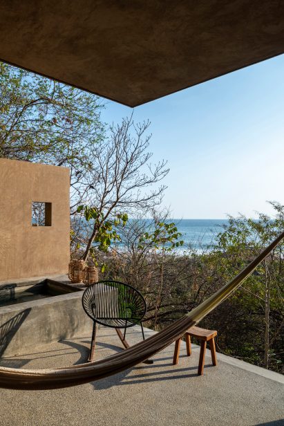 A terrace on the second volume by Em-Estudio
