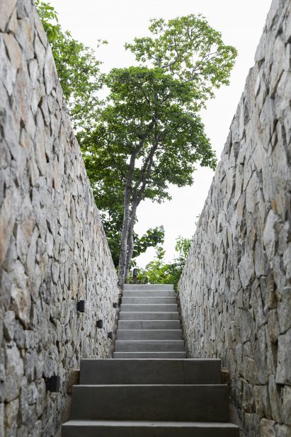 The volumes designed by Em-Estudio are concrete