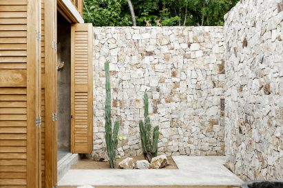 The stone entrance to La Extraviada