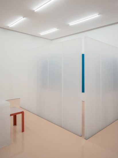 Frosted resin room divider in Lika Lab boutique