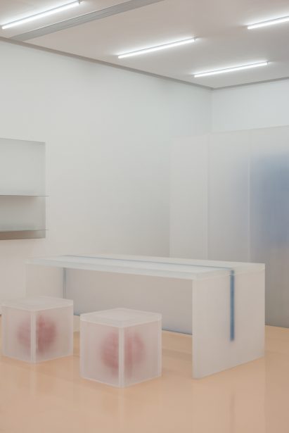 Table and stools wrapped in resin panels in Lika Lab boutique