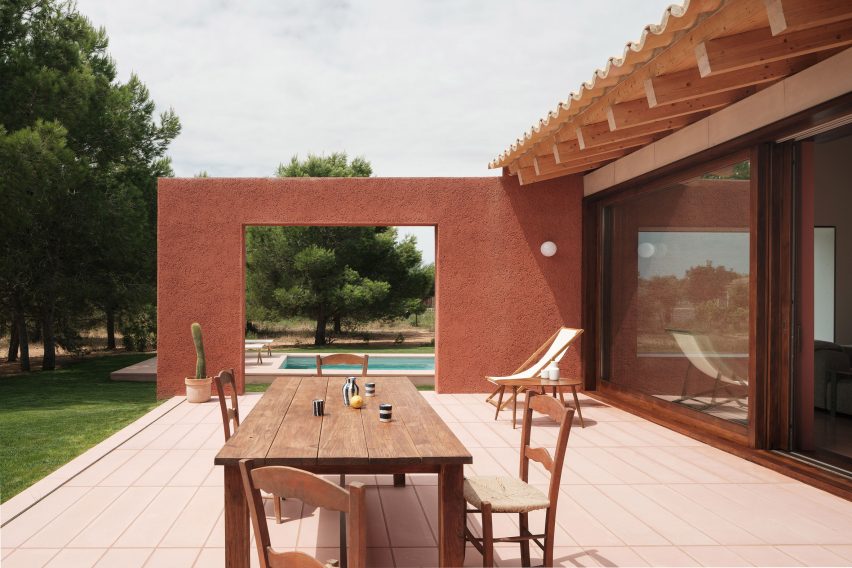 A outdoor terrace with pink floor tiles