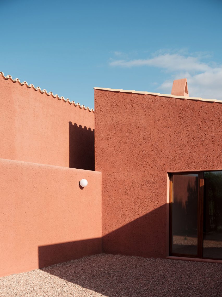 A Mallorcan holiday home with facades covered in red-coloured mortar