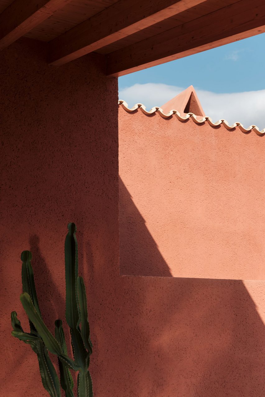 Reddish mortar on the walls of a Mallorcan holiday home