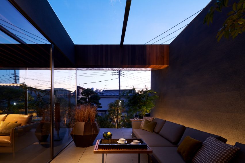 It has a roofed terrace