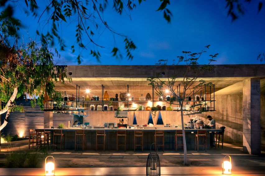 An outside bar