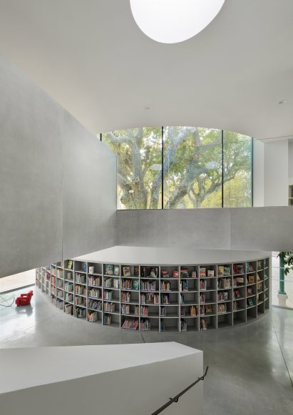 It has double height spaces by Dominique Coulon & Associés