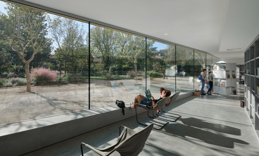 Reading spaces are organised along large windows