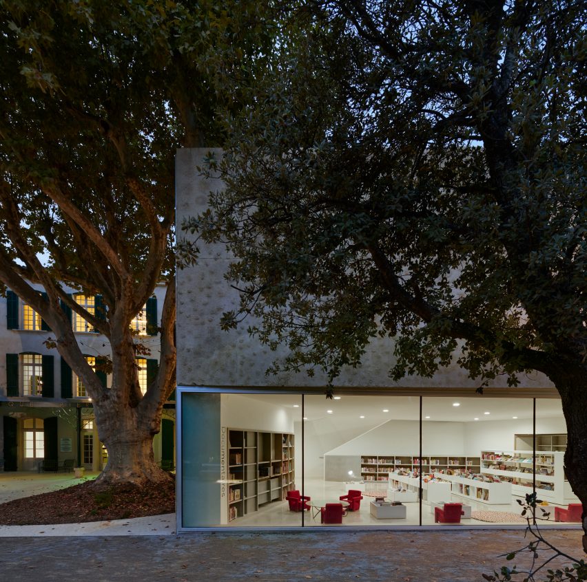 Ground floor wall to ceiling glazing connects the outdoors to the interior