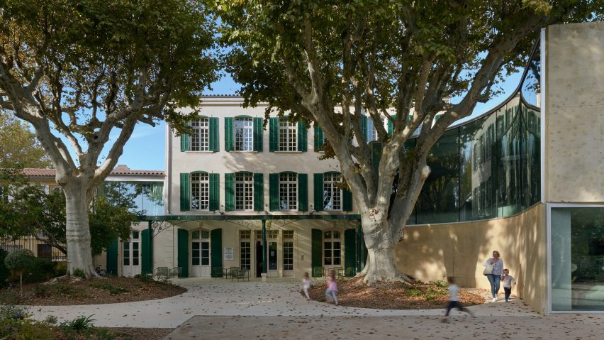 Dominique Coulon & Associés adds curved glass extension to library in a renovated French manor