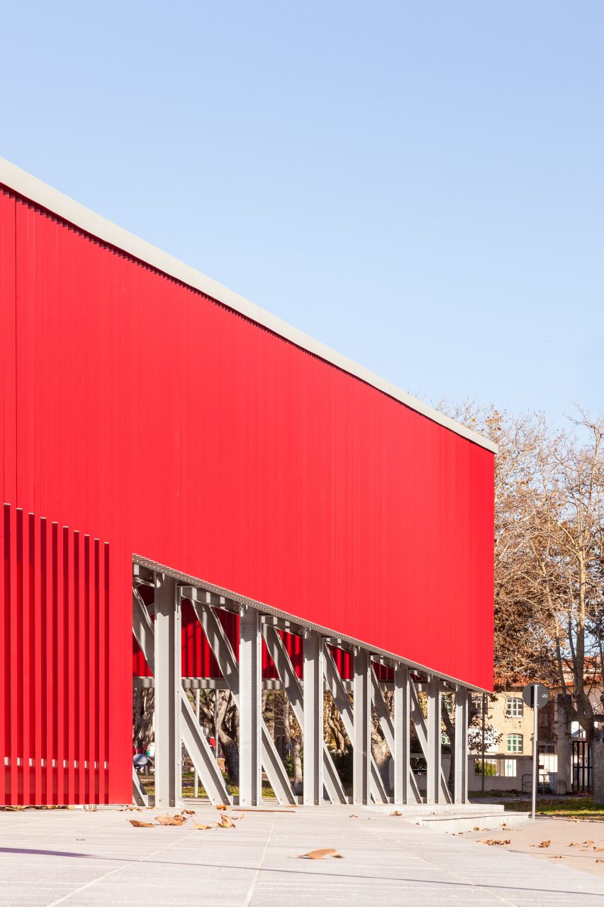 A red-aluminium facade