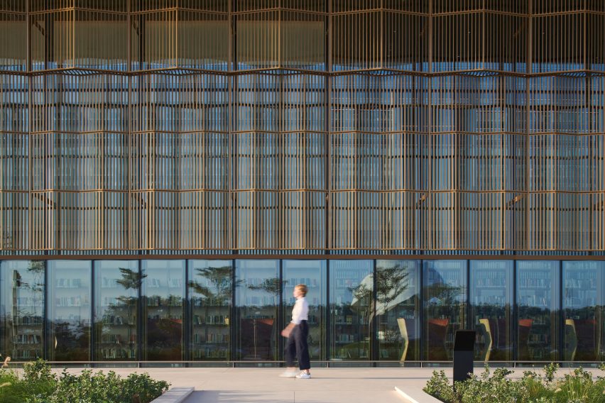 Aluminium solar shading of a library by Foster + Partners