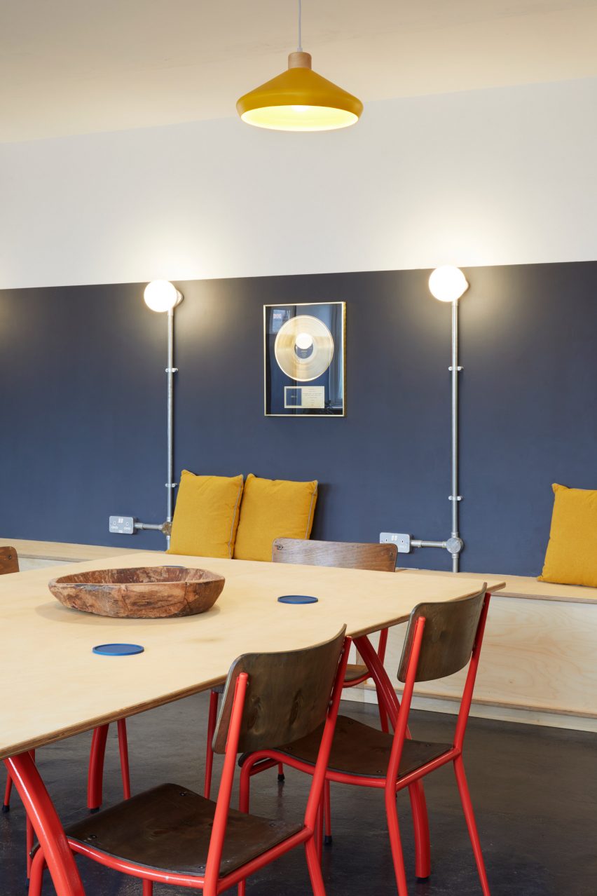 A navy-walled meeting room by Alma-nac