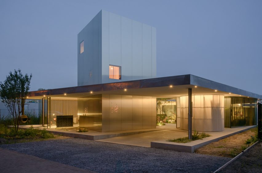 A low-lying house with an industrial material palette