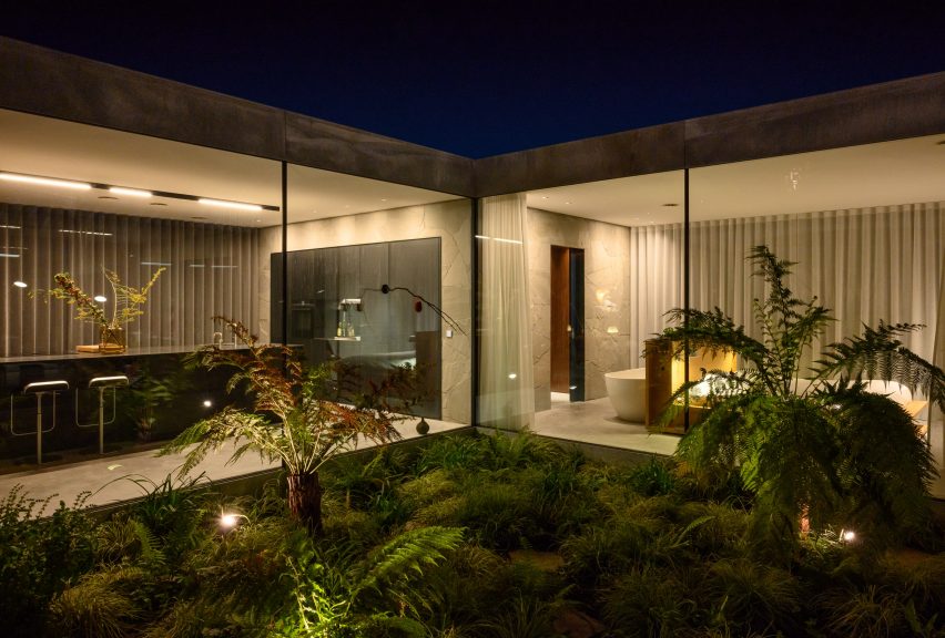The glass-lined elevations of a Dutch house by Studioninedots