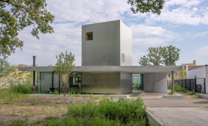 A low-lying house with an industrial material palette